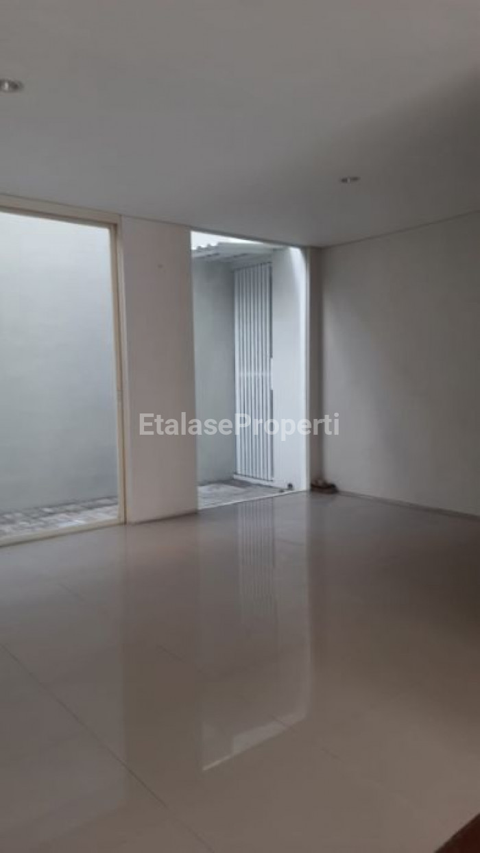 Foto properti DIJUAL RUMAH Di Perumahan Greenlake Lakarsantri Citraland Surabaya 4