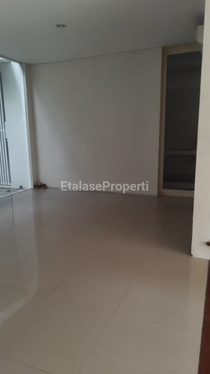 Foto properti DIJUAL RUMAH Di Perumahan Greenlake Lakarsantri Citraland Surabaya 6