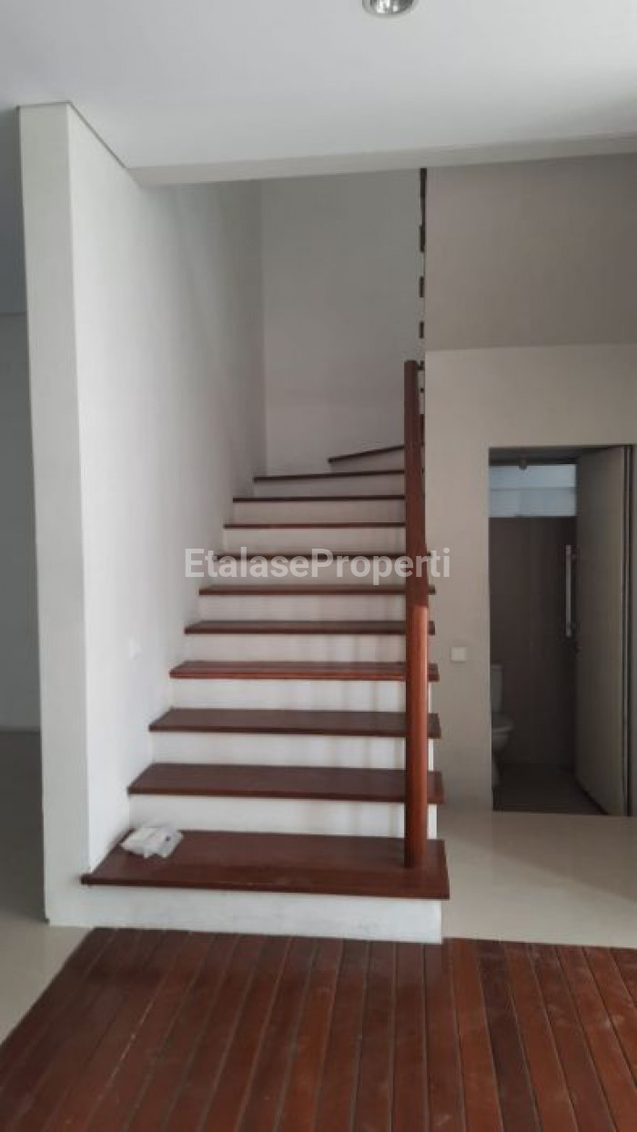 Foto properti DIJUAL RUMAH Di Perumahan Greenlake Lakarsantri Citraland Surabaya 8