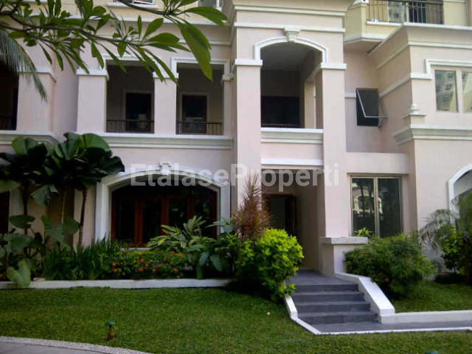 Foto properti Town House GARDEN MANSION WATERPLACE Tower A Fasilitas Lengkap View POOL  Di Pakuwon Surabaya Barat 1