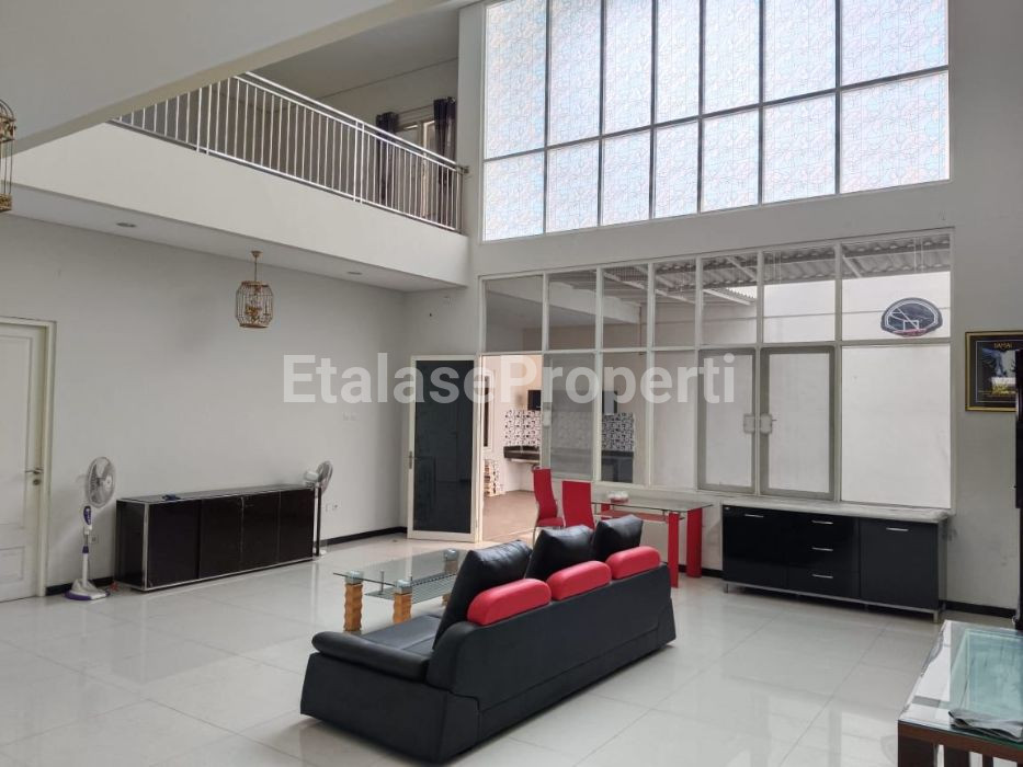 Foto properti Dijual Rumah 2 Tingkat Lux  Pusat Kota. Jl. Rinjani 3