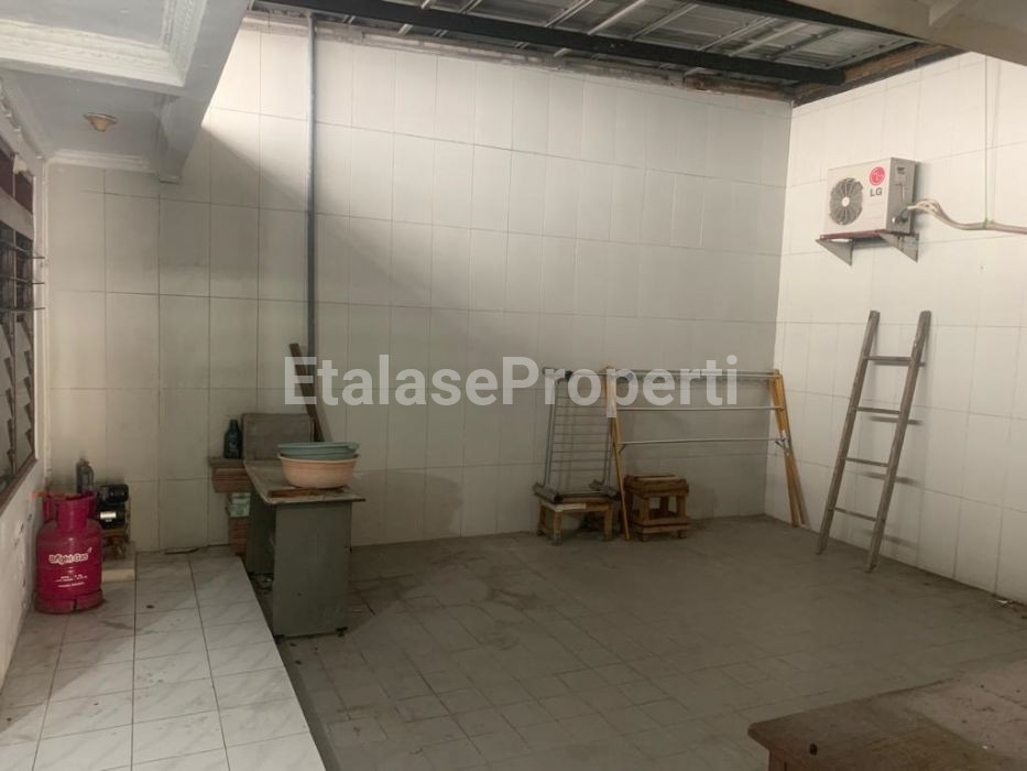 Foto properti Disewakan Rumah Siap Huni Semi Furnish Di Jalan Karang Empat Surabaya Timur 3