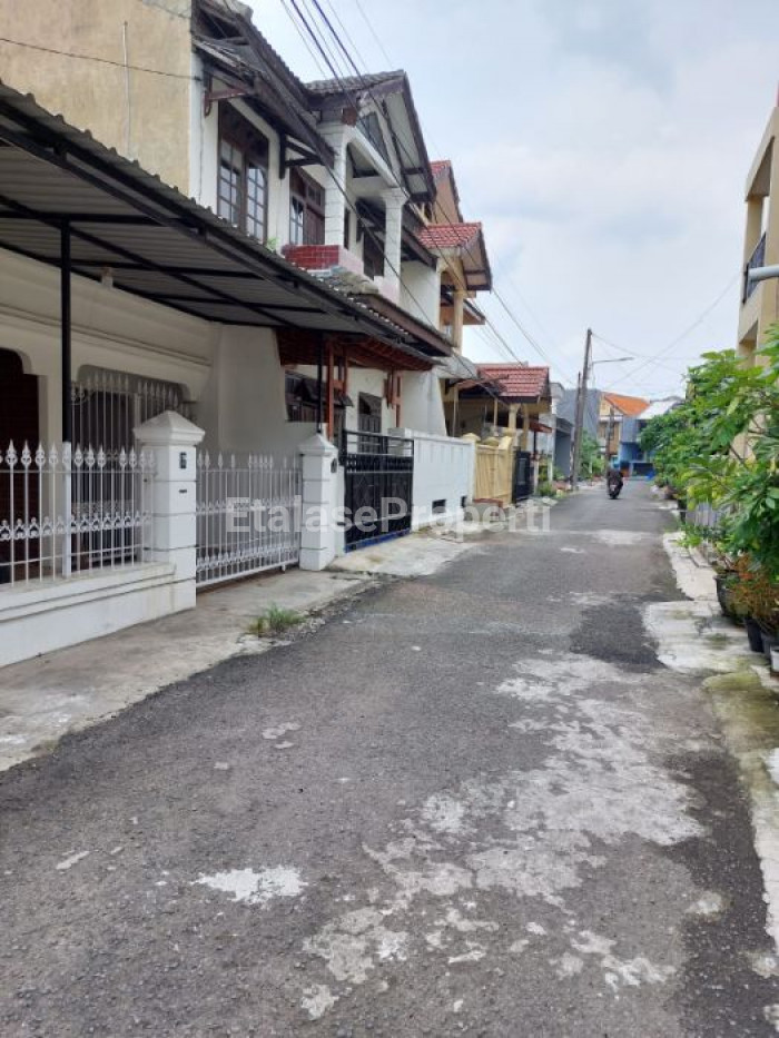 Foto properti DI KONTRAKKAN RUMAH HADAP TIMUR FULL BANGUNAN 9 X 15 , 3 KAMAR TIDUR , 2 KAMAR TIDUR , GARASI , SEBELAH TAMAN PERUMAHAN , LINGKUNGAN TENANG , DEKAT UBAYA , UNTAG , STIKOM , RS HCOS , NGINDEN INTAN 1