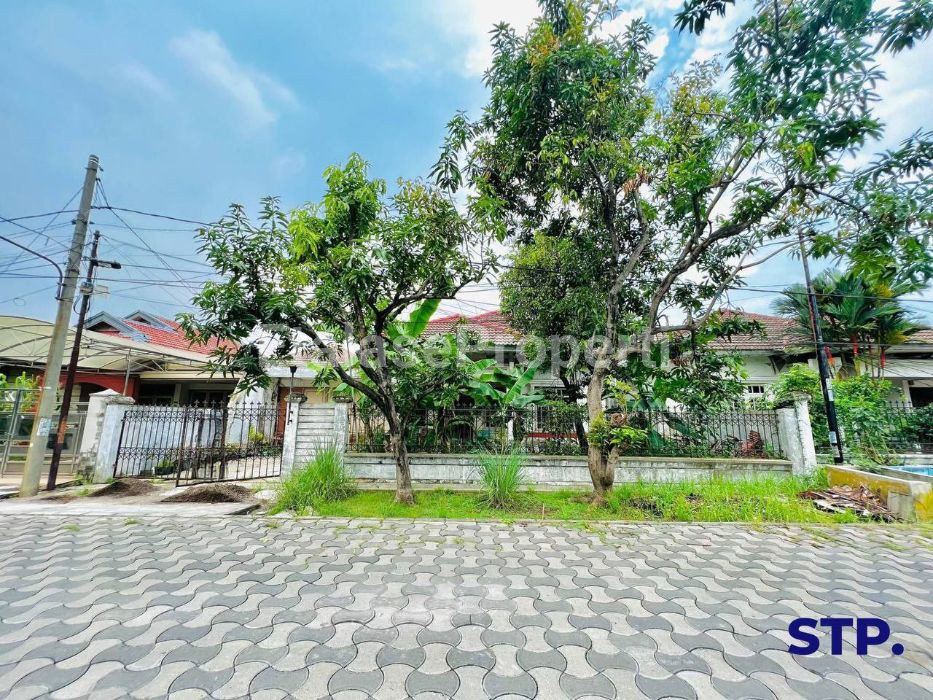 Foto properti Jual Cepat, Rumah Hitung Tanah Manyar Indah 1
