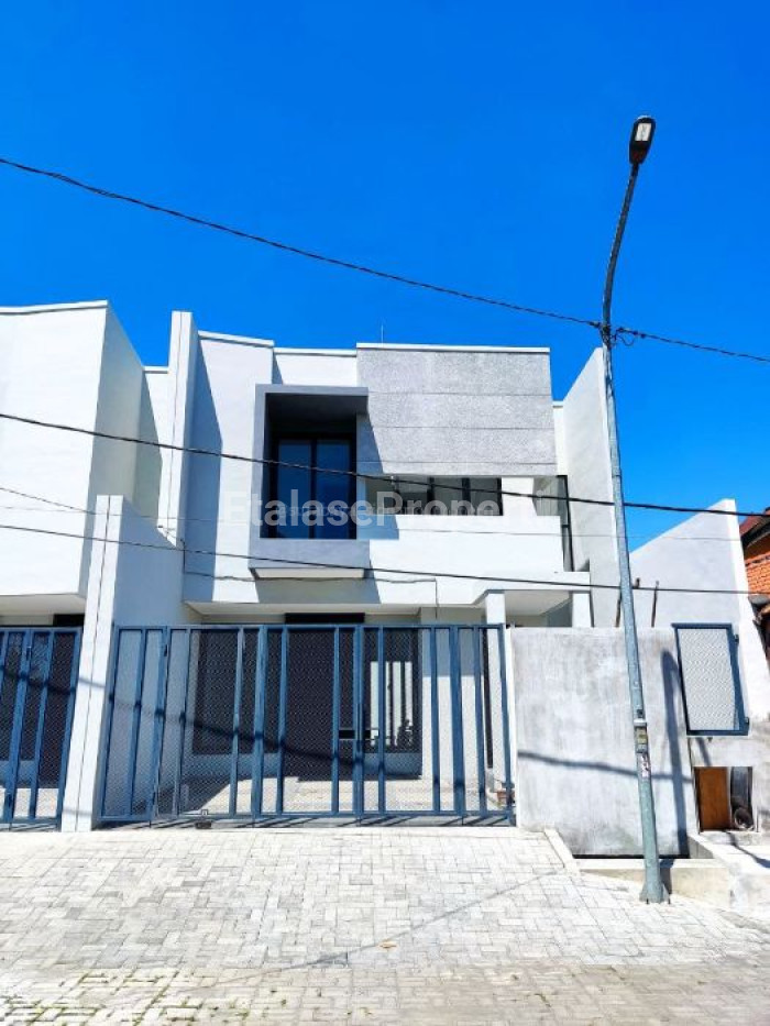 Foto properti Dijual Rumah Baru Scandinavian Gayung Kebonsari Surabaya Selatan 1