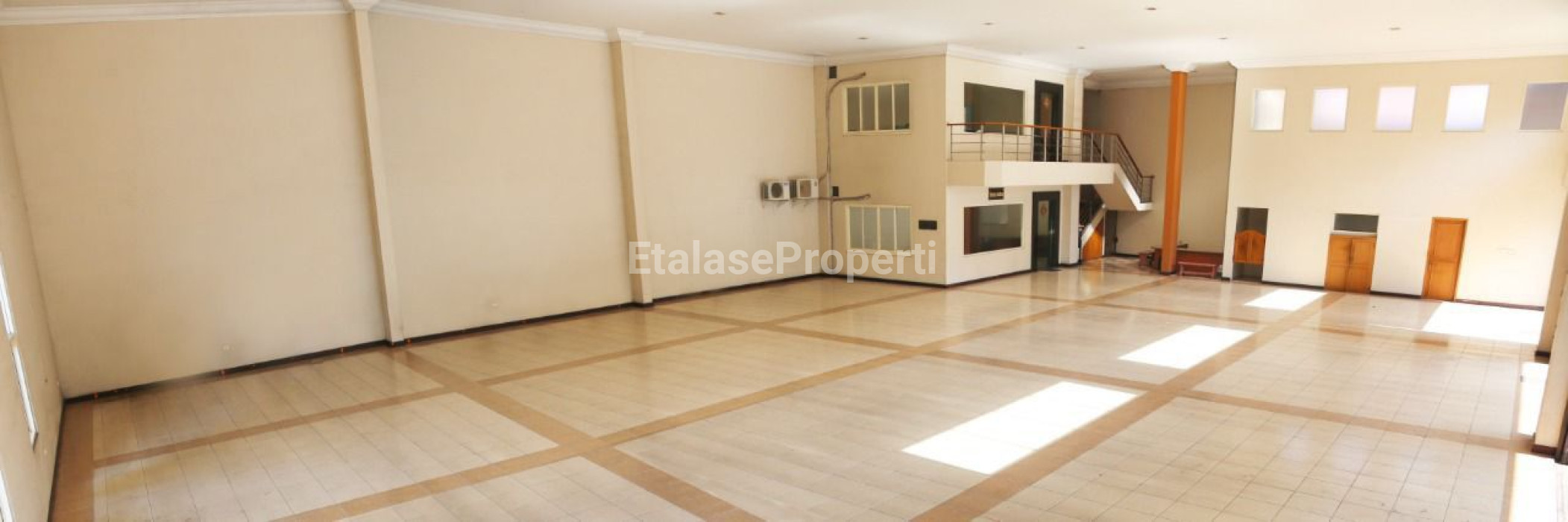 Foto properti Bangunan Komersial Ex Showroom Mobil Siap Huni Lokasi Strategis Di Jalan Ngemplak Surabaya Pusat 3