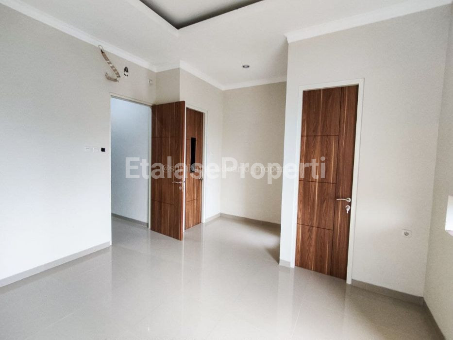 Foto properti Dijual Rumah Baru Kutisari Indah Utara Surabaya Selatan 5