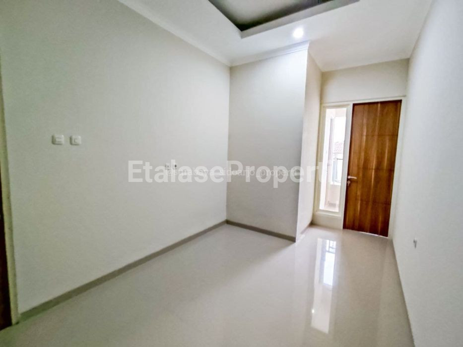 Foto properti Dijual Rumah Baru Kutisari Indah Utara Surabaya Selatan 8