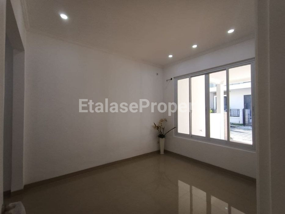 Foto properti Dijual Rumah Semi Furnished Siap Huni Taman Mutiara Pakuwon City 2