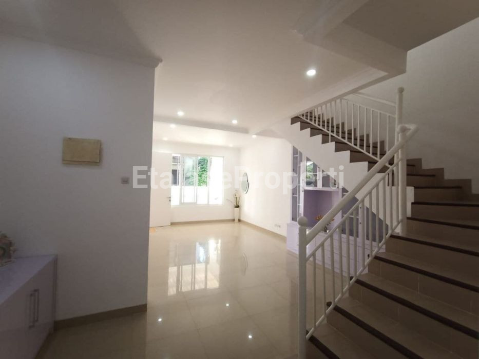 Foto properti Dijual Rumah Semi Furnished Siap Huni Taman Mutiara Pakuwon City 5