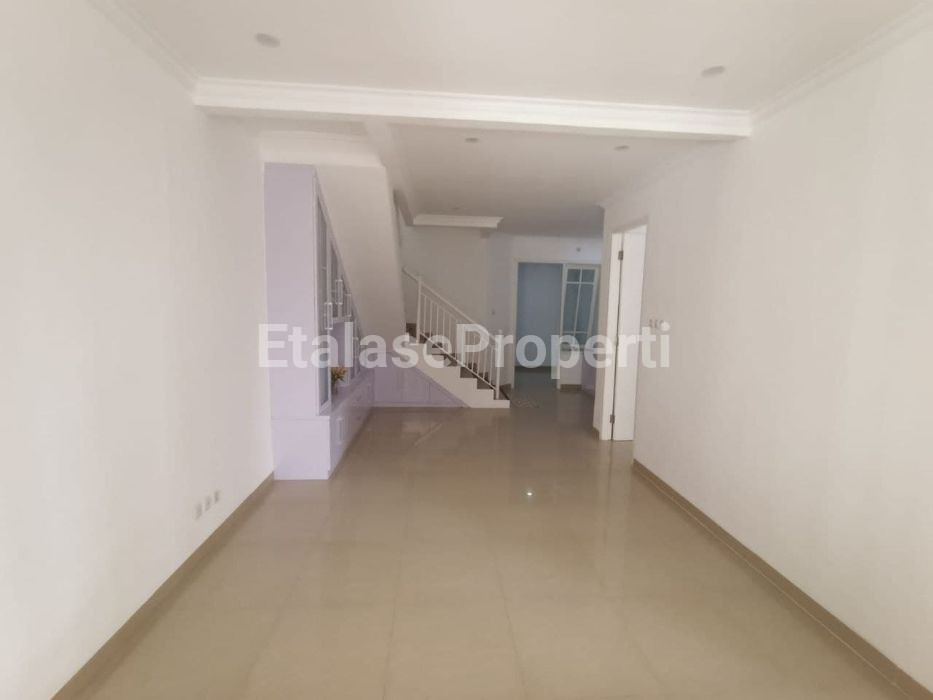 Foto properti Dijual Rumah Semi Furnished Siap Huni Taman Mutiara Pakuwon City 6