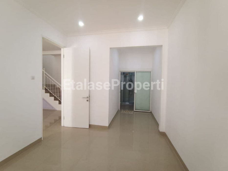 Foto properti Dijual Rumah Semi Furnished Siap Huni Taman Mutiara Pakuwon City 7