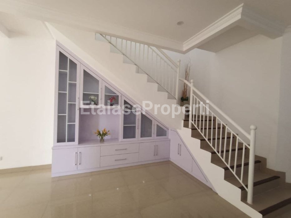 Foto properti Dijual Rumah Semi Furnished Siap Huni Taman Mutiara Pakuwon City 9