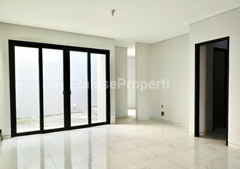 Foto properti *Dijual Rumah Baru Gress Taman Gayungsari Barat* 4