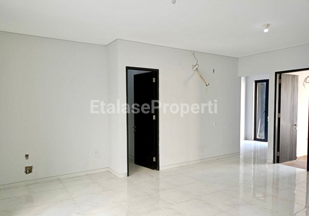 Foto properti *Dijual Rumah Baru Gress Taman Gayungsari Barat* 2