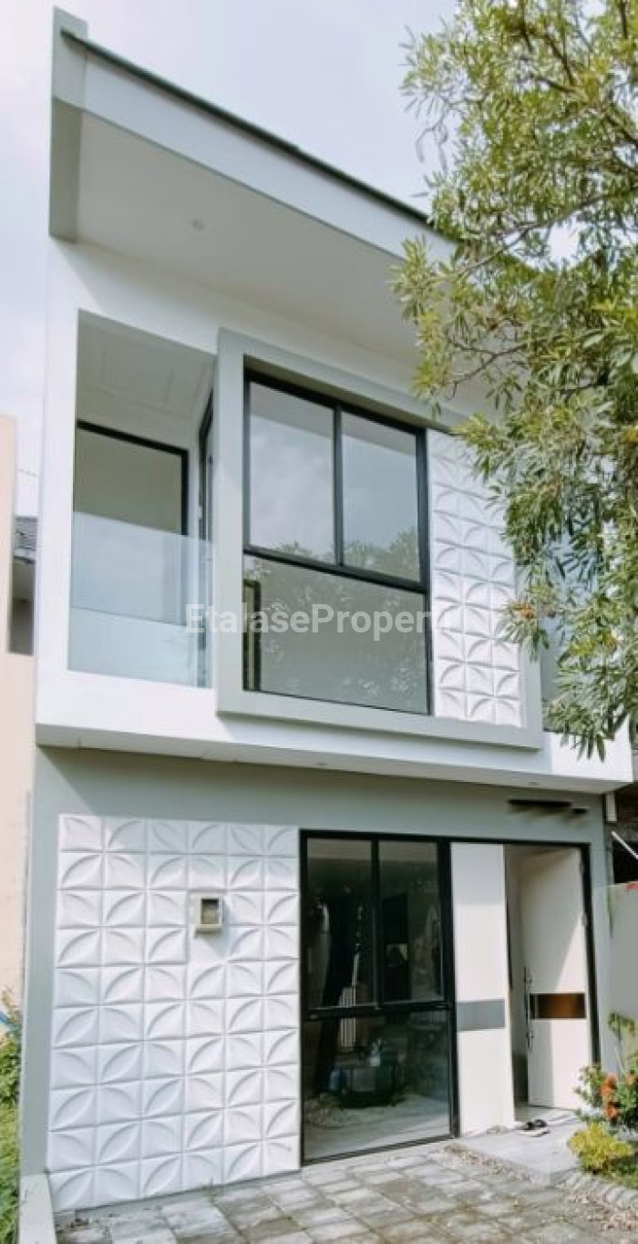 Foto properti Dijual  Rumah Baru 2 Lantai Semi Furnish 1