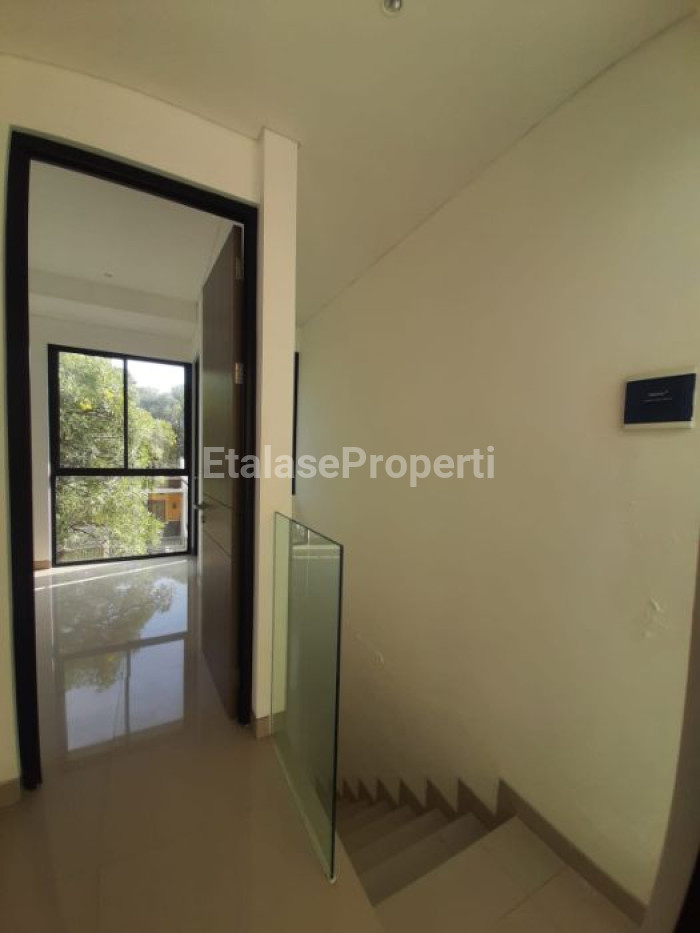 Foto properti Dijual  Rumah Baru 2 Lantai Semi Furnish 4