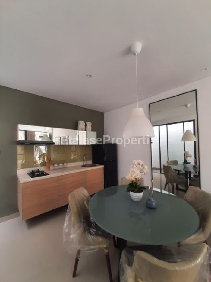 Foto properti Dijual  Rumah Baru 2 Lantai Semi Furnish 9