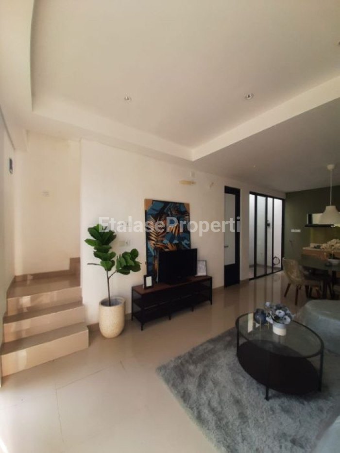 Foto properti Dijual  Rumah Baru 2 Lantai Semi Furnish 2