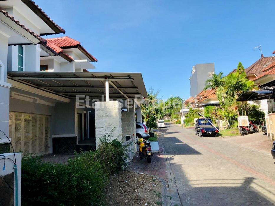 Foto properti Dijual Rumah Pakuwon Indah Vila Regensi Surabaya, Siap Huni. 3