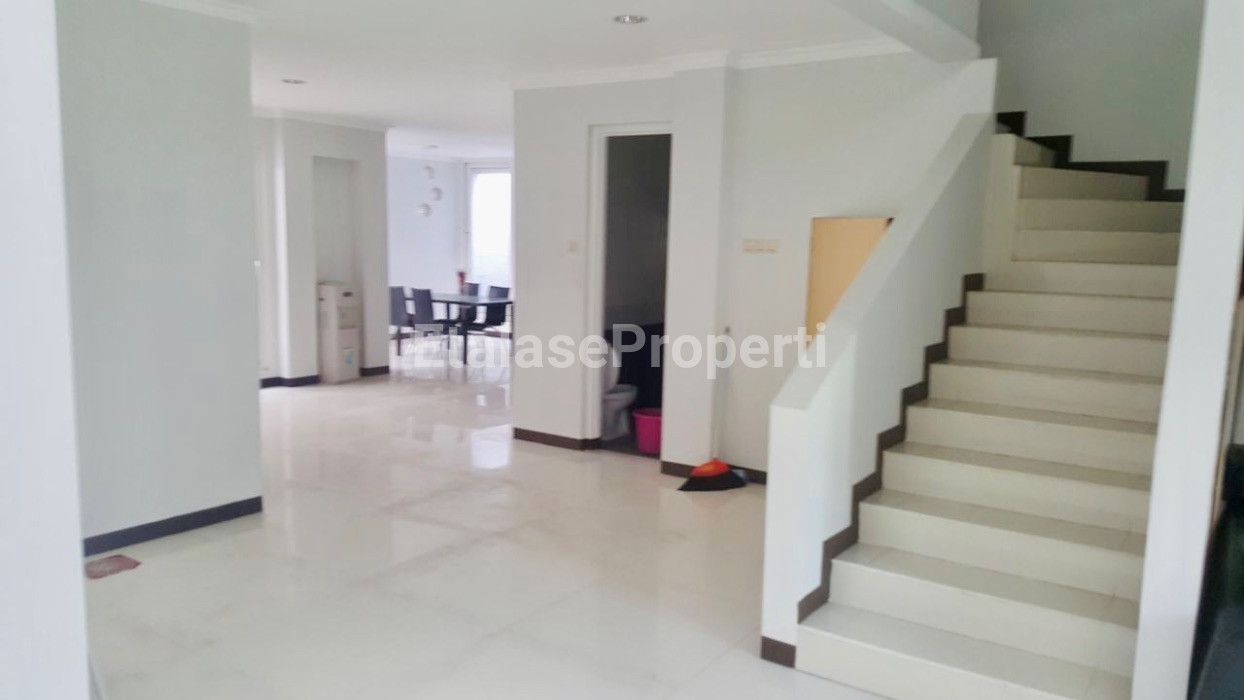 Foto properti Dijual Rumah Pakuwon Indah Vila Regensi Surabaya, Siap Huni. 4
