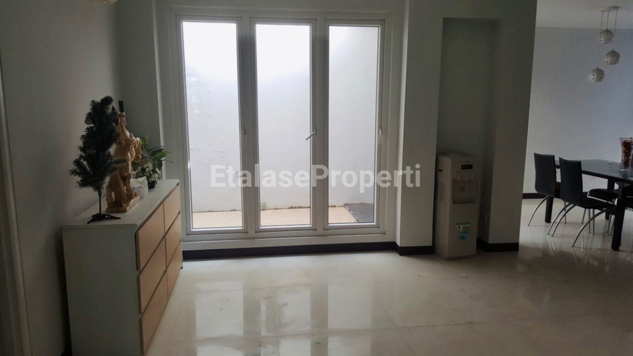 Foto properti Dijual Rumah Pakuwon Indah Vila Regensi Surabaya, Siap Huni. 5