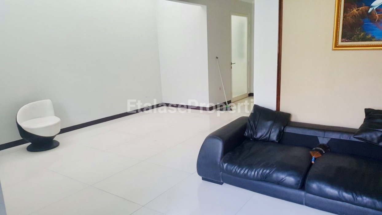 Foto properti Dijual Rumah Pakuwon Indah Vila Regensi Surabaya, Siap Huni. 6