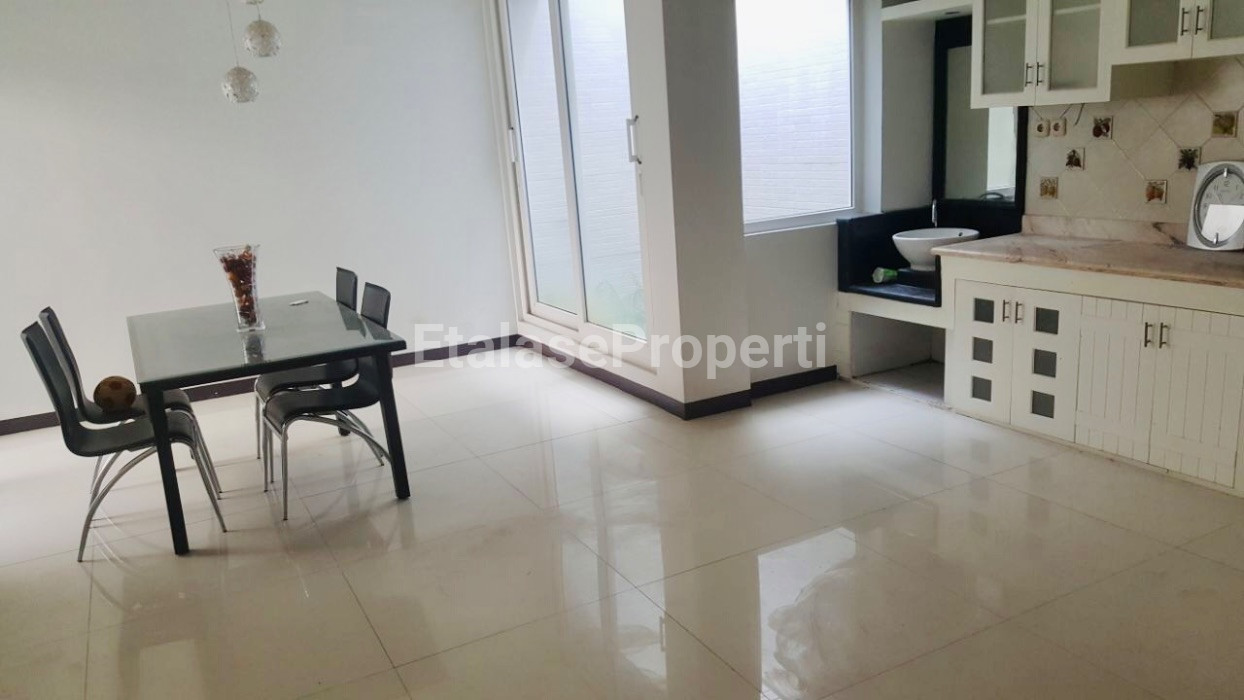 Foto properti Dijual Rumah Pakuwon Indah Vila Regensi Surabaya, Siap Huni. 7