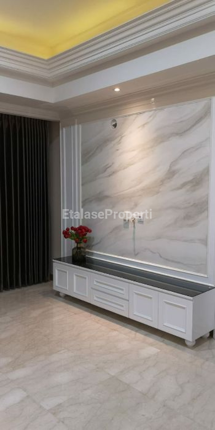 Foto properti Disewakan ONE EAST Apartment Full Furnished Mewah 2