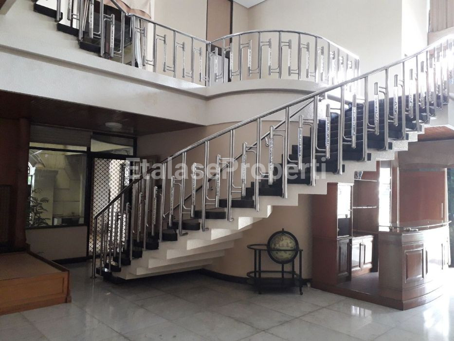 Foto properti Disewakan Rumah Raya Dharmahusada 4