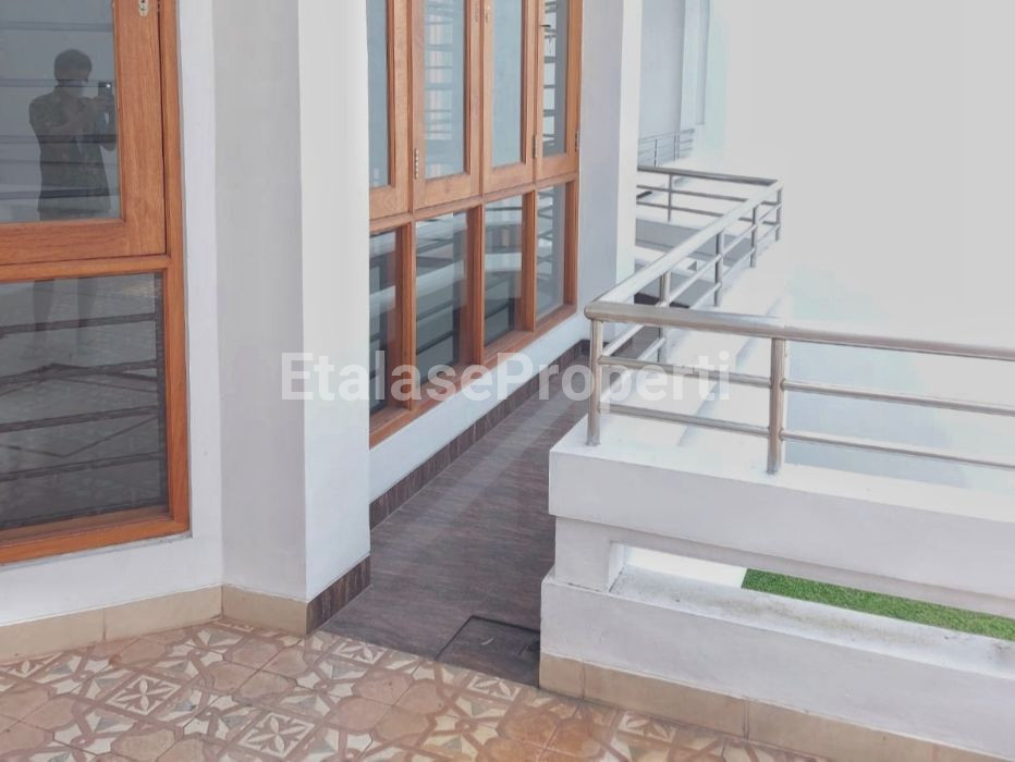 Foto properti DISEWAKAN RUMAH DI JALAN RAYA DARMO PERMAI SURABAYA BARAT 7