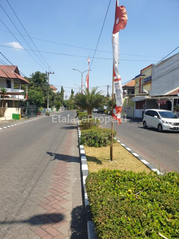 Foto properti Dijual/Disewakan Rumah Hook 2 Lantai Babatan Pratama 2