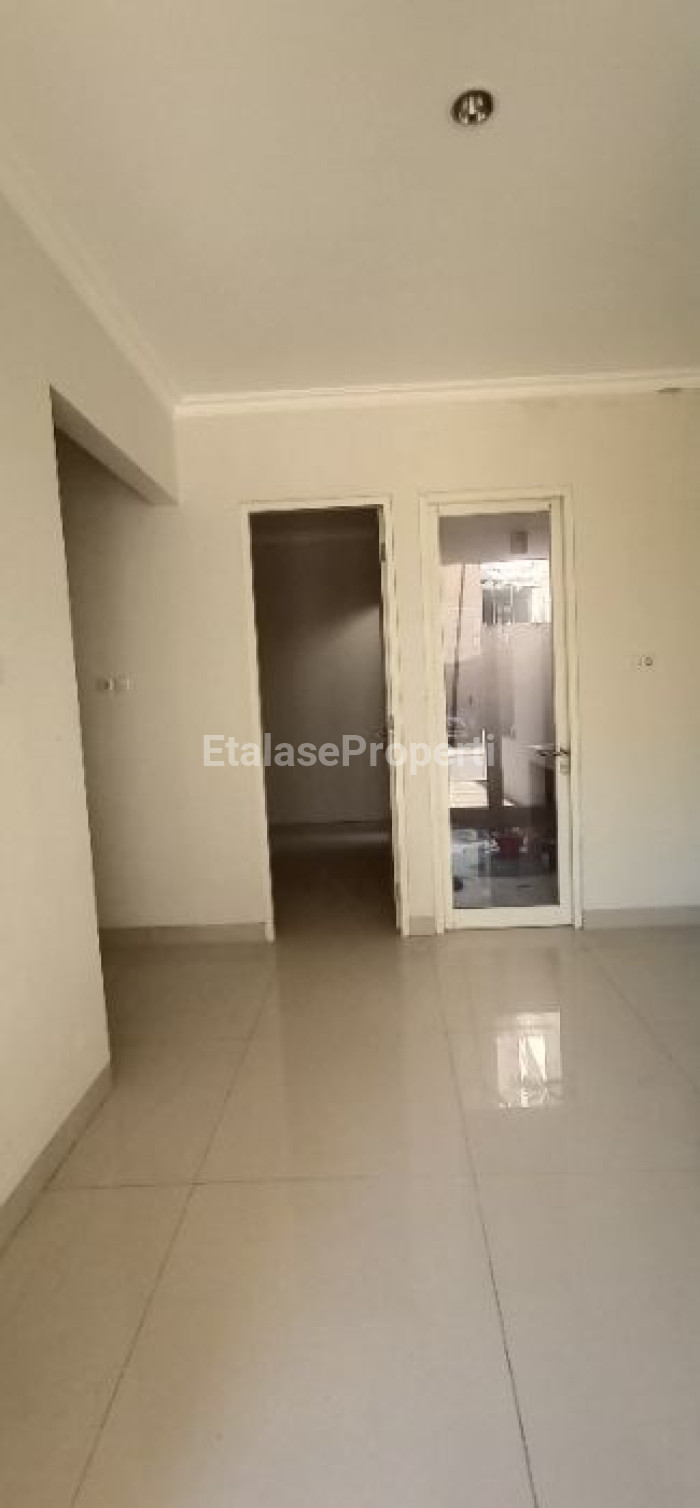 Foto properti Dijual/Disewakan Rumah 2 Lantai 2
