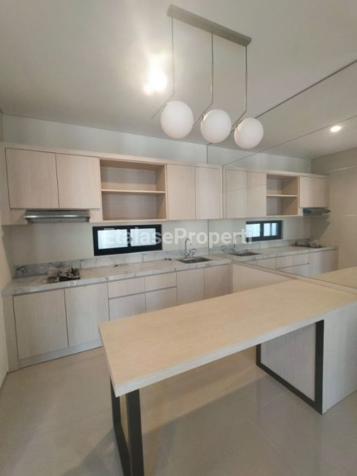 Foto properti Rumah Baru Sudah Renov Di Northwest Lake Citraland Surabaya 2