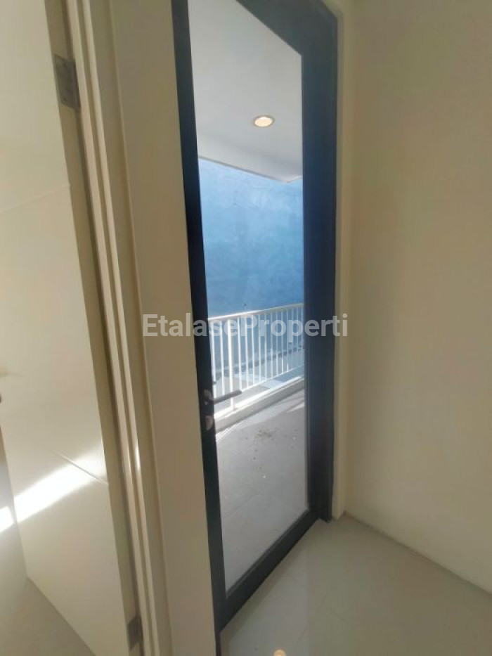 Foto properti Rumah Baru Sudah Renov Di Northwest Lake Citraland Surabaya 3