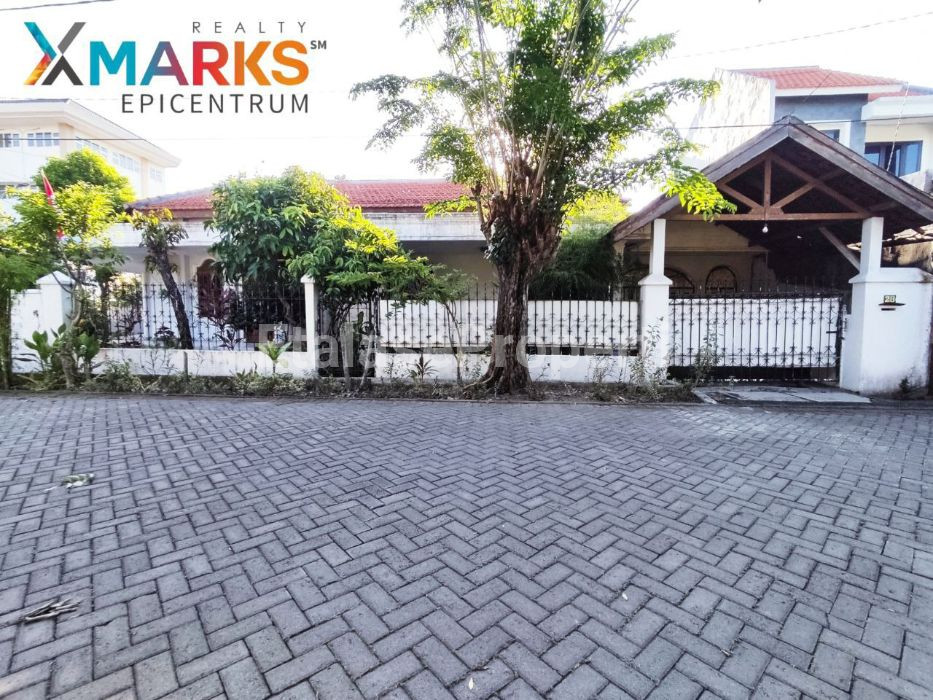 Foto properti Turun Harga! Rumah Lama Hook Di Ketintang Wiyata Row 3 Mobil 1