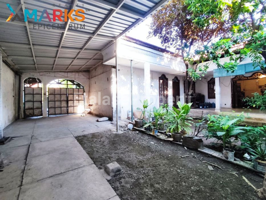Foto properti Turun Harga! Rumah Lama Hook Di Ketintang Wiyata Row 3 Mobil 2