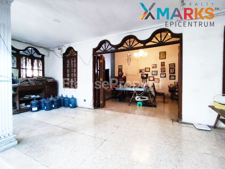 Foto properti Turun Harga! Rumah Lama Hook Di Ketintang Wiyata Row 3 Mobil 3