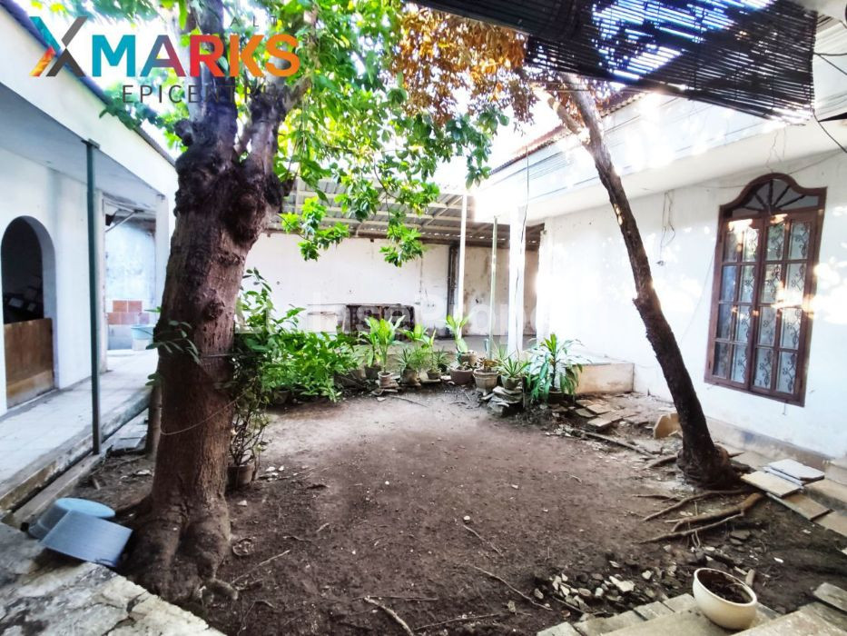 Foto properti Turun Harga! Rumah Lama Hook Di Ketintang Wiyata Row 3 Mobil 4