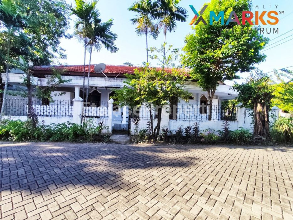 Foto properti Turun Harga! Rumah Lama Hook Di Ketintang Wiyata Row 3 Mobil 6