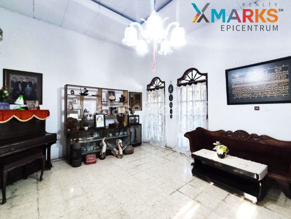 Foto properti Turun Harga! Rumah Lama Hook Di Ketintang Wiyata Row 3 Mobil 10