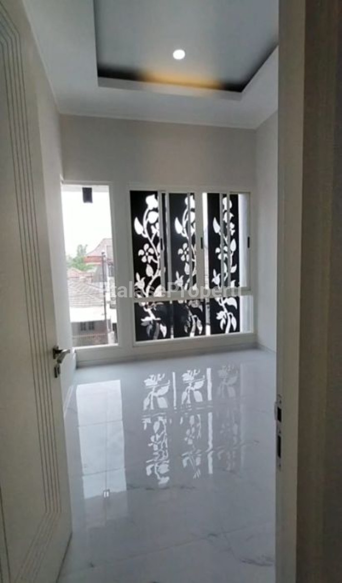 Foto properti Rumah Tengah Kota Di Komplek Elit Wisma Mukti 2