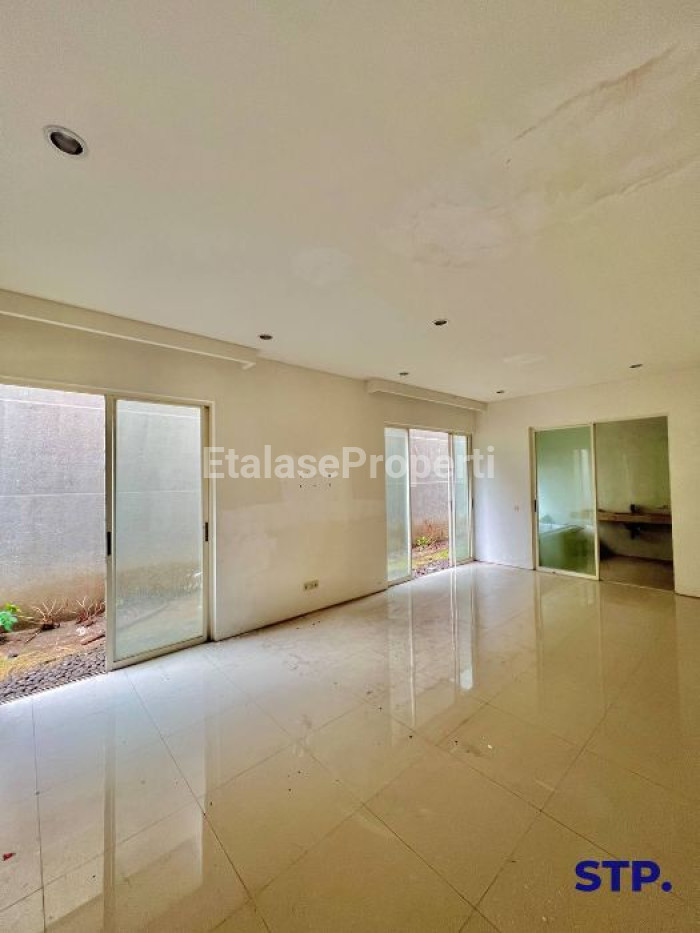 Foto properti Jual, Rumah Mewah Graha Natura Sudah Renovasi 4