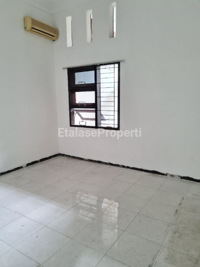 Foto properti Dharmahusada Utara 5 BR Dekat Superindo Dan RM Bu Rudy 6