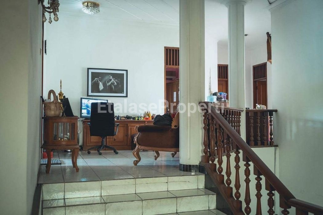 Foto properti Dijual Rumah Siap Huni 2 Lantai Daerah Kendangsari Surabaya 3