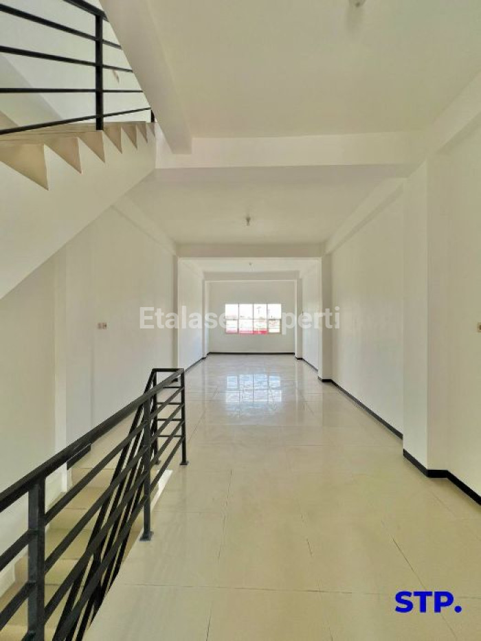 Foto properti Disewakan, Ruko 4 Lantai Di Raya MERR Parkir Luas 9