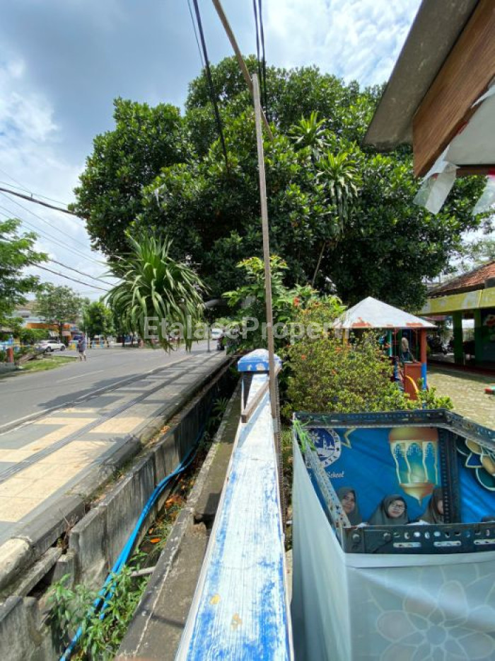Foto properti Dijual Rumah Pinggir Jalan Raya Wiyung (NOL JALAN, Sebelah Kantor PU Brantas), Surabaya Barat 8