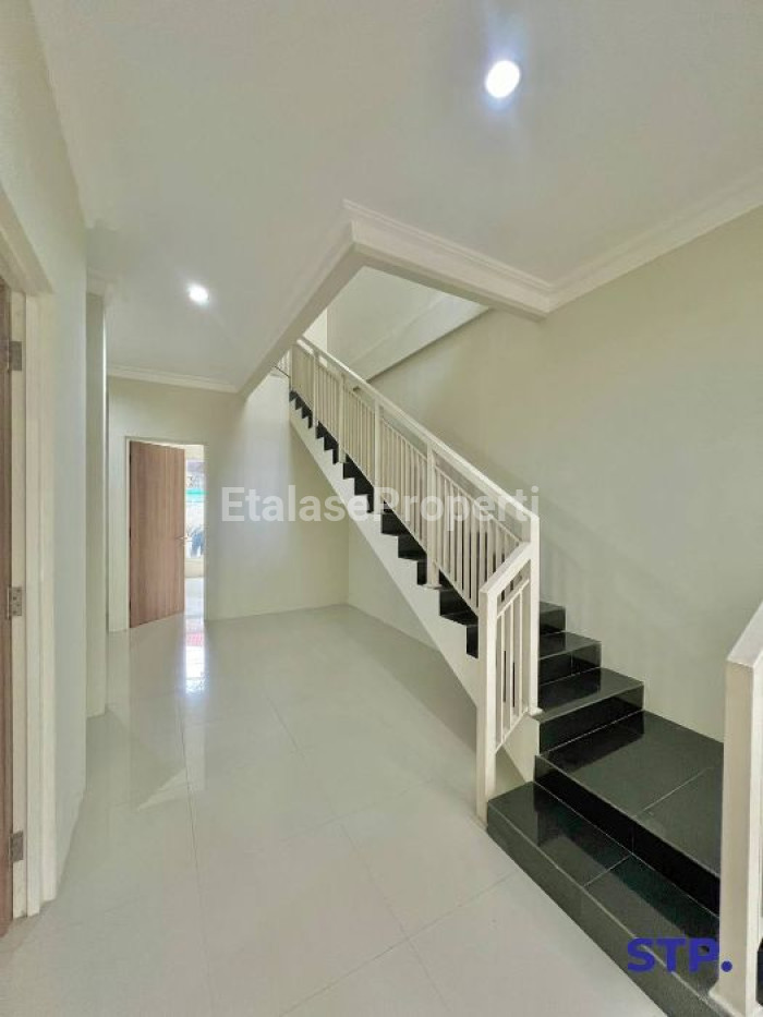 Foto properti Jual Rumah 2 Lantai Dukuh Kupang Barat 3