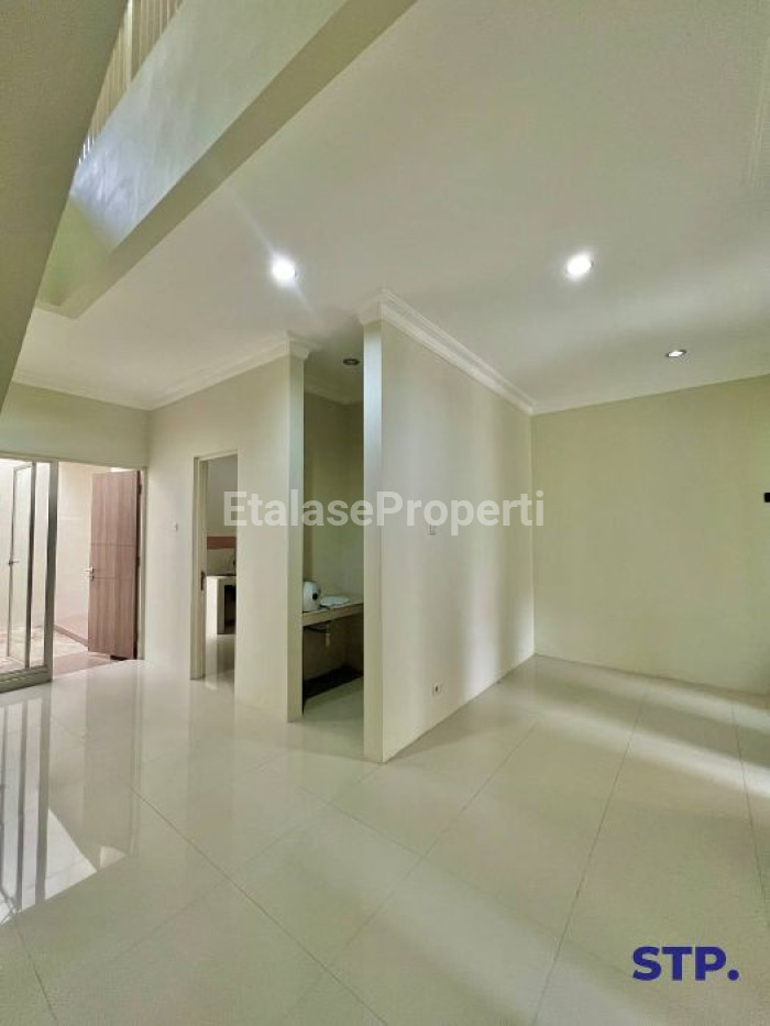 Foto properti Jual Rumah 2 Lantai Dukuh Kupang Barat 4