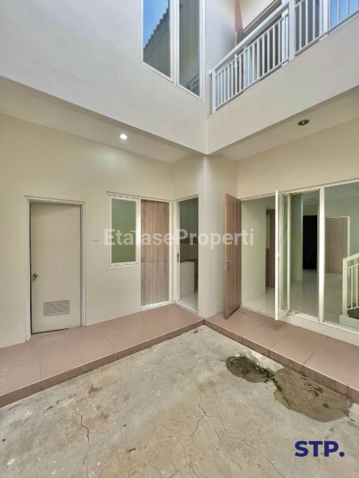 Foto properti Jual Rumah 2 Lantai Dukuh Kupang Barat 6